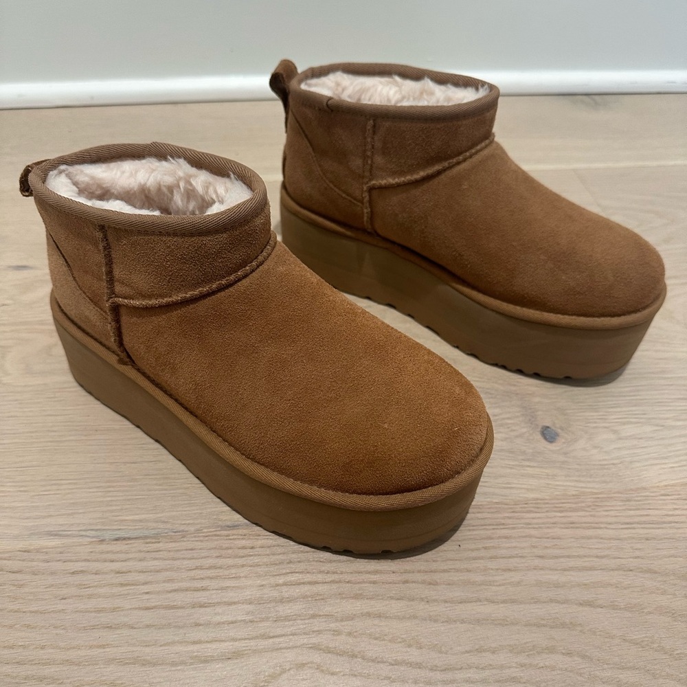 UGG® Women's Classic Ultra
Mini Platform Booties size 8 color chestnut